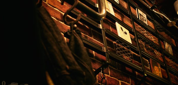 照井利幸さんのお店THERE・ゼアのCDラックとWELD MUSIC サイン