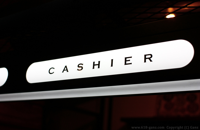 「CASHIER」のレタリング