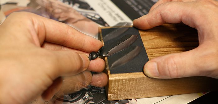 ナイフの角度が変わらないように軽く往復させて研ぐ様子
