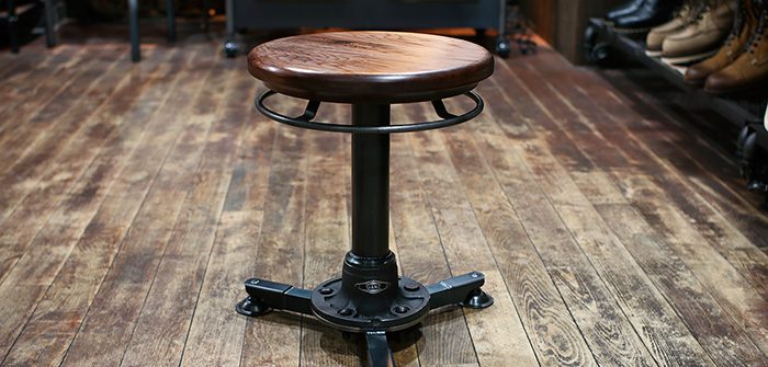 ウッド座面の「GANZ FACTORY STOOL」