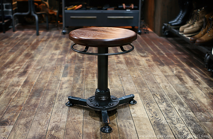 ウッド座面の「GANZ FACTORY STOOL」