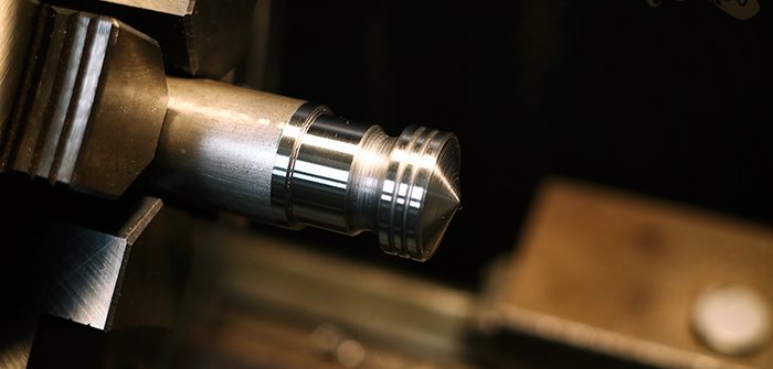 旋盤で削り出して製作したアイアンドアハンドルの装飾