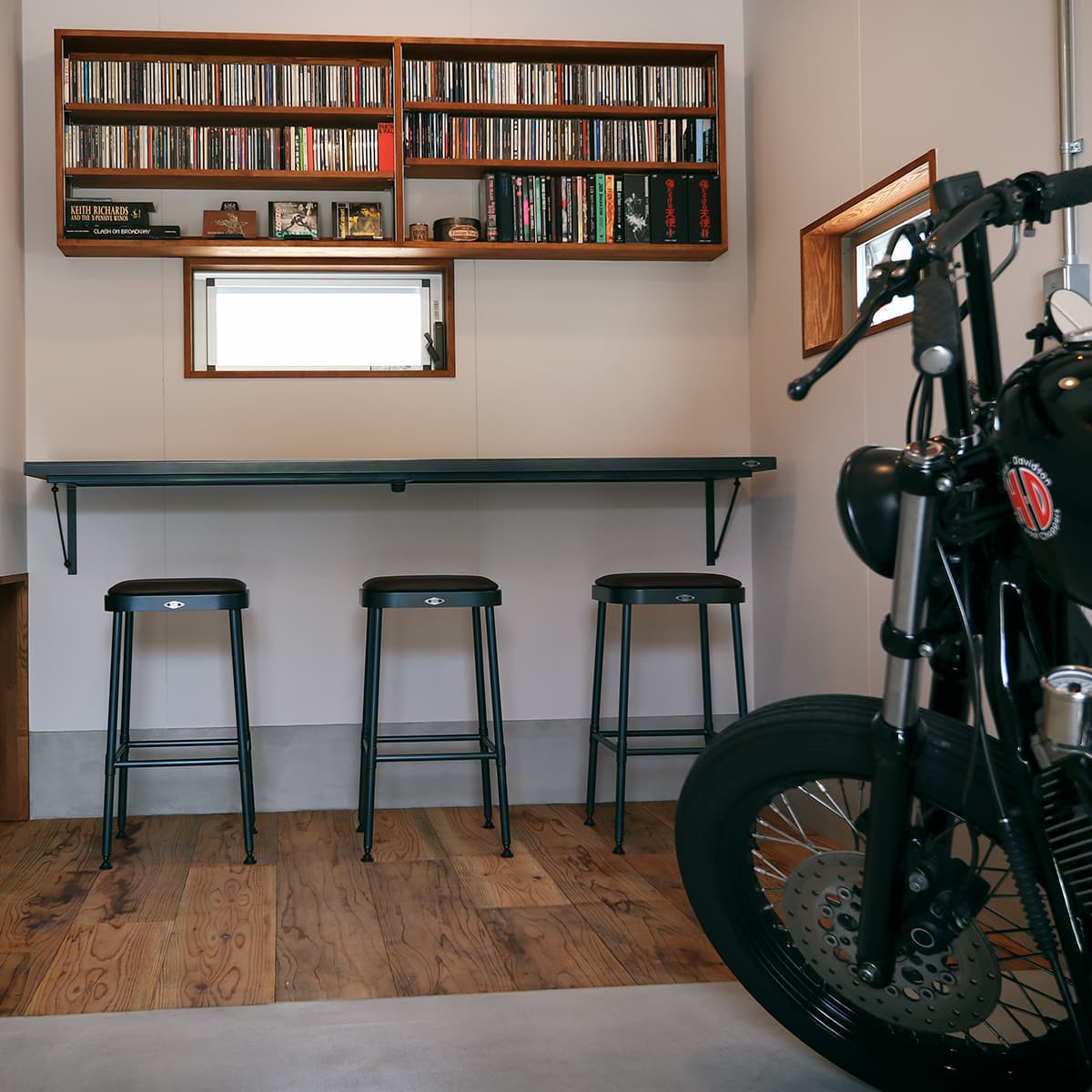 GANZ制作、チーク材のヘリンボーン天板が特徴的なカウンターテーブルの全体像。