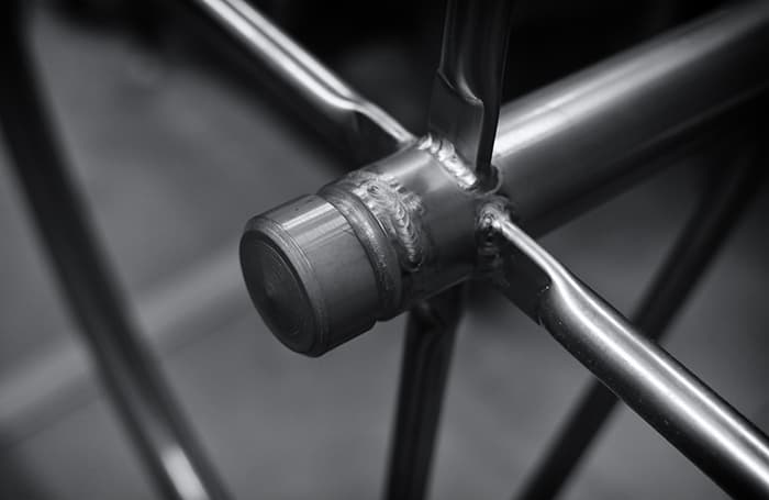 GANZ製サークルハンガーラックのトップ装飾とブレース（補強）をTIG溶接。剛性の要となるビード（溶接痕）をデザインとして採用。