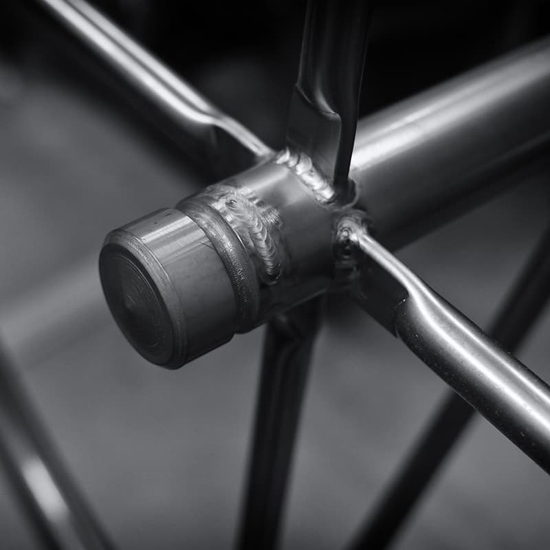 GANZ製サークルハンガーラックのトップ装飾とブレース(補強)をTIG溶接。剛性の要となるビード(溶接痕)をデザインとして採用。