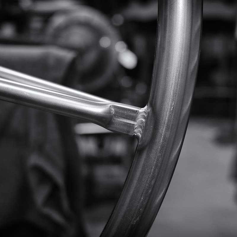 GANZ製サークルハンガーラックのトップリングをTIG溶接。ビード(溶接痕)や独特の焼け色をアイテムの深みとして昇華。