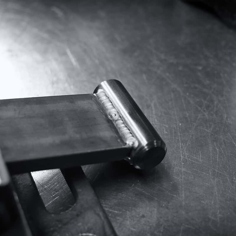 GANZ製サークルハンガーラックの脚部をTIG溶接。滑らかなビード(溶接痕)により、高い強度と意匠性を両立。