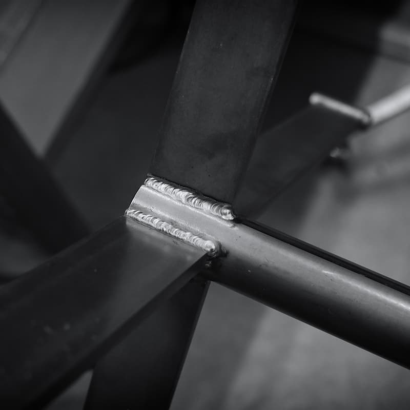 GANZ製サークルハンガーラックの脚部をTIG溶接。入り組んだ構造部において、均一なビード(溶接痕)で確かな強度を確保。