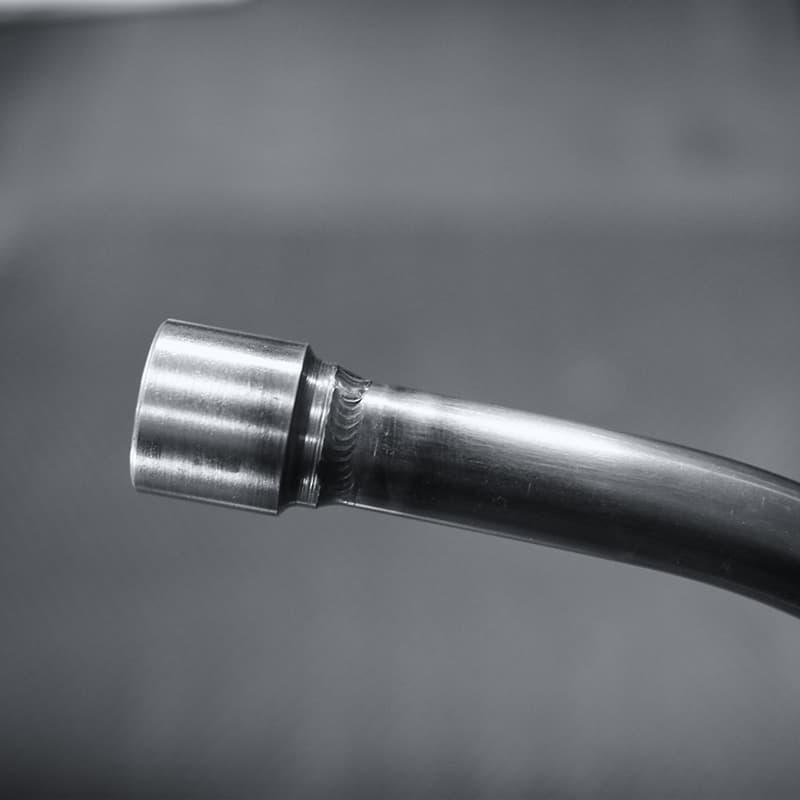 GANZ製スタンドライトのアームパイプをTIG溶接。流れるようなビード(溶接痕)で強度と造形美を追求。