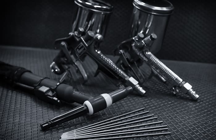 GANZの制作現場にて、供給不安定が続く塗装用シンナーとTIG溶接用タングステン電極、その基幹ツール。品質と美学を守り抜くために先行確保した部材の記録。