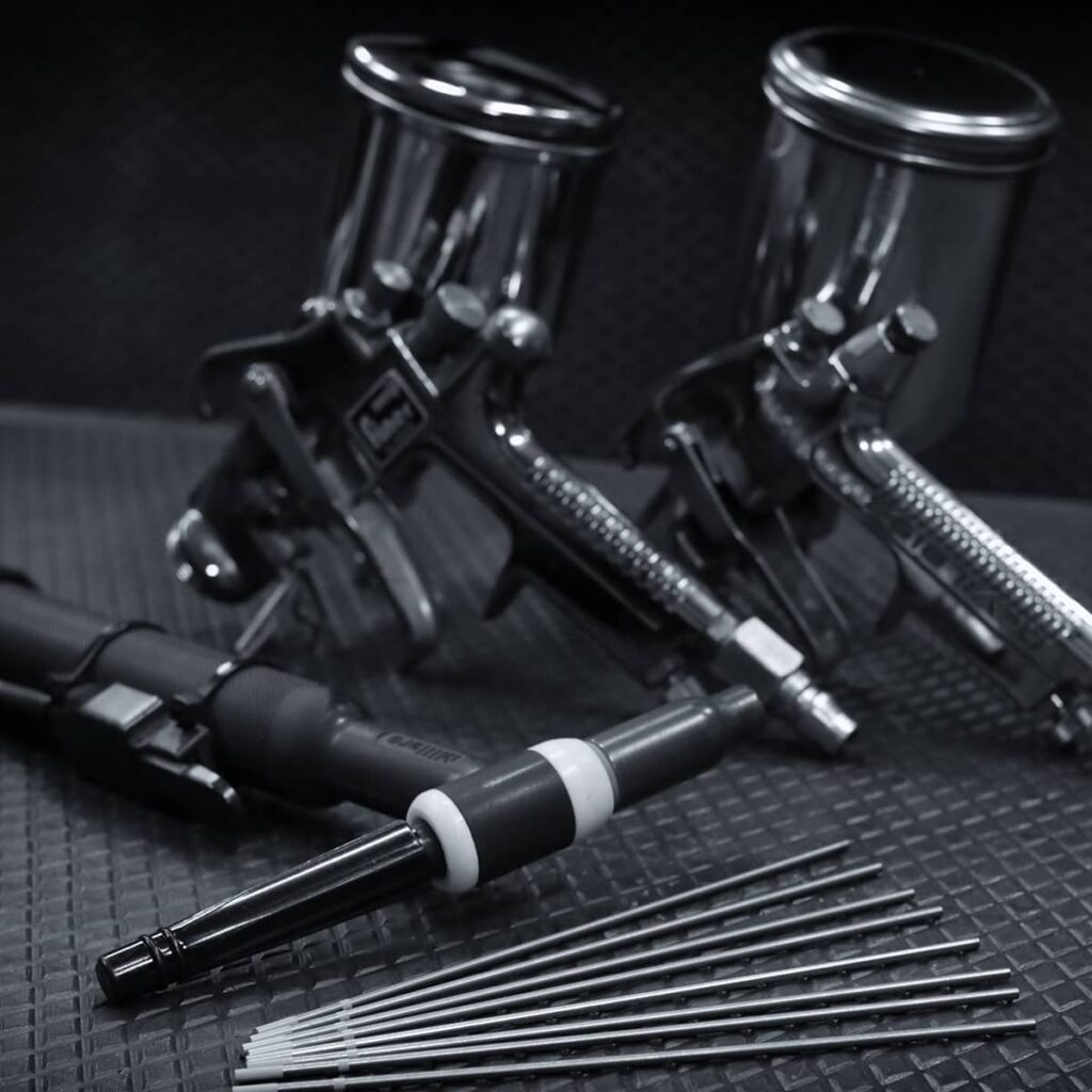 GANZの制作現場にて、供給不安定が続く塗装用シンナーとTIG溶接用タングステン電極、その基幹ツール。品質と美学を守り抜くために先行確保した部材の記録。