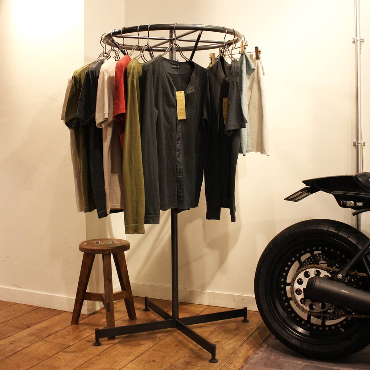 GANZ（ギャンズ）のサークルハンガーラックとハーレー、趣味を楽しむガレージ空間。