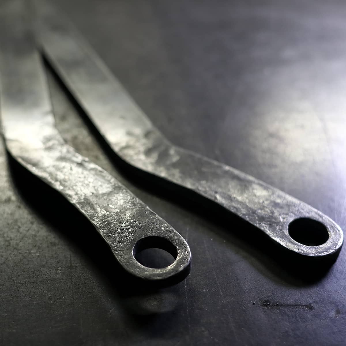 ハンガーラックの素材として、GANZで制作した鍛造フック。onePHOTO一覧の画像。