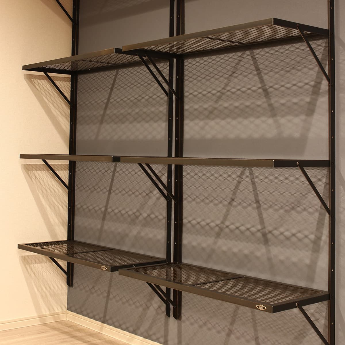 リビングに施工されたMesh Shelf Type1の設置イメージ（寄り画像）
