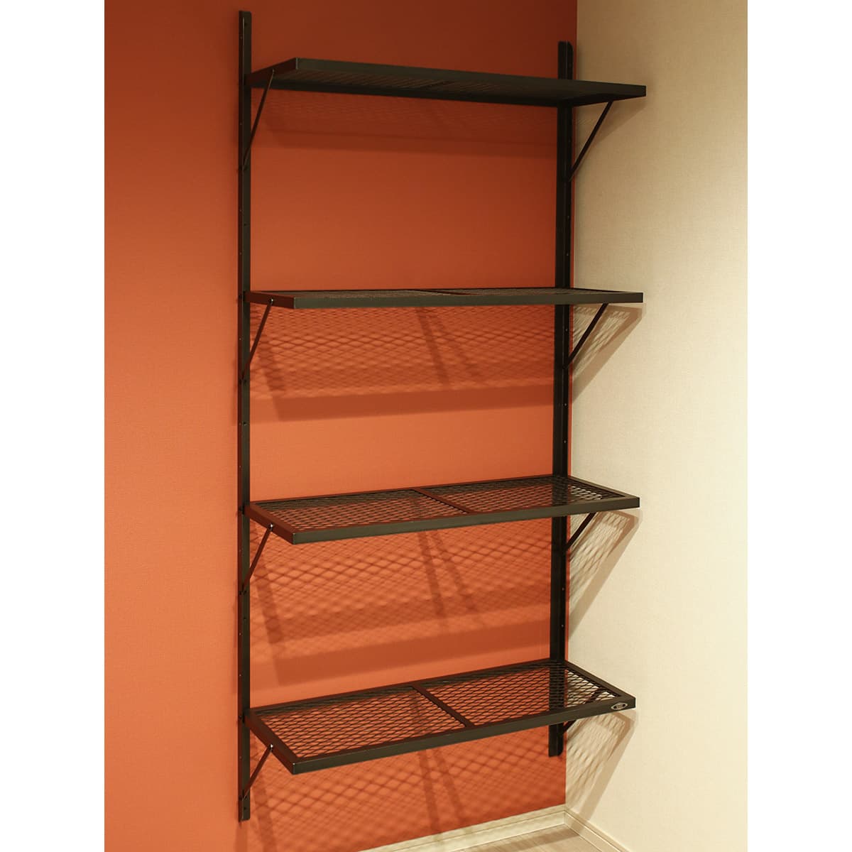 暖色系の壁に設置された、幅800mmサイズ変更モデルのMesh Shelf Type1施工全体イメージ