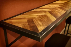 GANZで制作したチークの無垢材とアイアンフレームを組み合わせたカウンター（カスタムオーダー品）