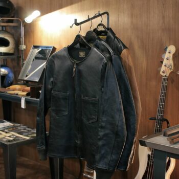 GANZの傾斜ハンガーラック「SLANT ARM RACK T-2」にレザージャケット3着が掛けられた全体写真